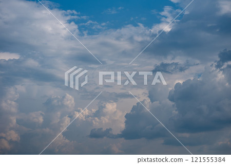 平靜的藍色天上的雲彩景觀 平靜的藍色天上的雲彩景觀 121555384