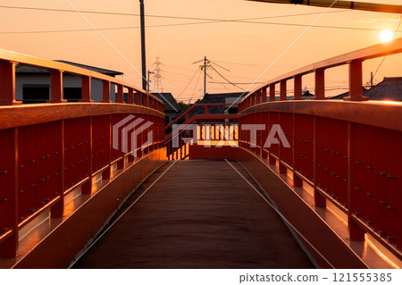 夕陽下的步行橋 夕陽下的步行橋 121555385