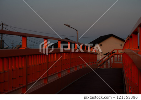 黃昏時的橙色步行橋 黃昏時的橙色步行橋 121555386