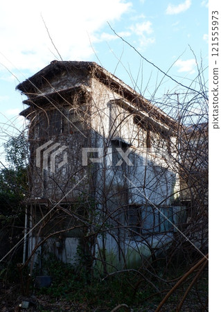 住宅區廢棄的空屋 住宅區廢棄的空屋 121555973