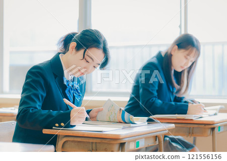 School girls who take classes in the classroom 121556156