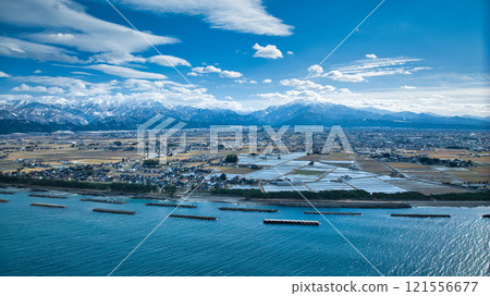 Winter scenery from the Toyama coast, including the Northern Alps and the Kurobe River alluvial fan Winter scenery from the Toyama coast, including the Northern Alps and the Kurobe River alluvial fan 121556677