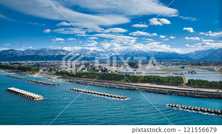 北阿爾卑斯山、黑部川扇等富山縣沿岸的冬季風景 121556679