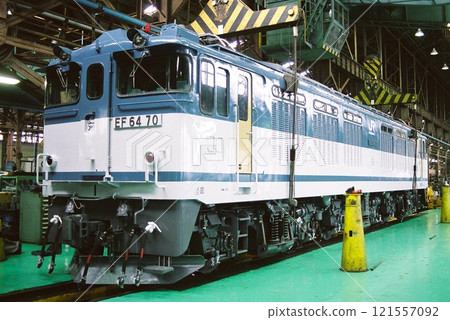 檢修中的EF64型電力機車 121557092