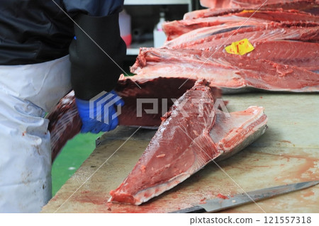 藍鰭鮪魚解剖 — 大鮪魚在市場上切成塊 藍鰭鮪魚解剖 — 大鮪魚在市場上切成塊 121557318