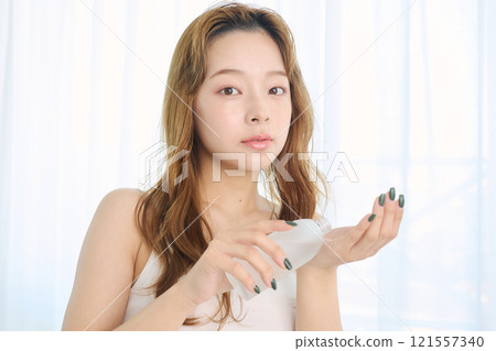 女人穿著化妝水 女人穿著化妝水 121557340