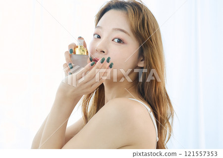 女人穿著化妝水 121557353