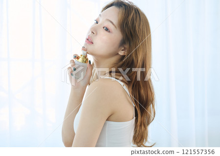 Women wearing make-up water 121557356