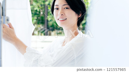 掛衣服的女人 121557985