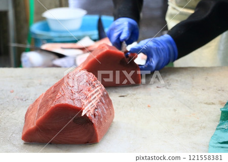 正在雕刻的生鮪魚 121558381