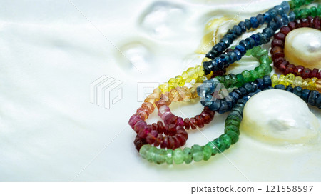 藍寶石 紅寶石 祖母綠 藍寶石 紅寶石 祖母綠 121558597