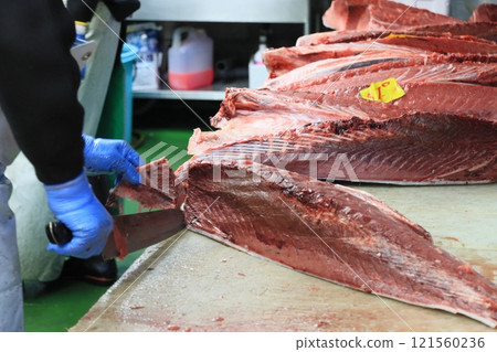 鮪魚工匠正在宰殺生藍鰭鮪魚 121560236