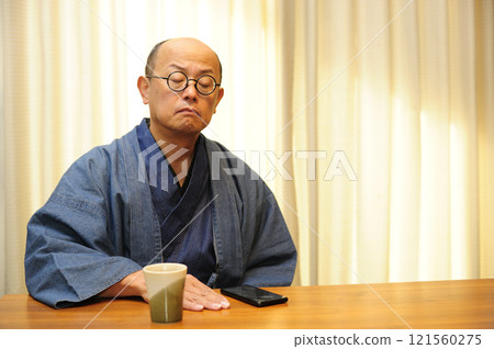 穿著日式服裝放鬆的中年男子 穿著日式服裝放鬆的中年男子 121560275
