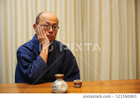 穿著日式服裝放鬆的中年男子 穿著日式服裝放鬆的中年男子 121560863