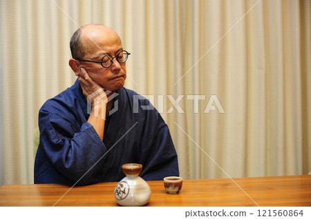 穿著日式服裝放鬆的中年男子 穿著日式服裝放鬆的中年男子 121560864