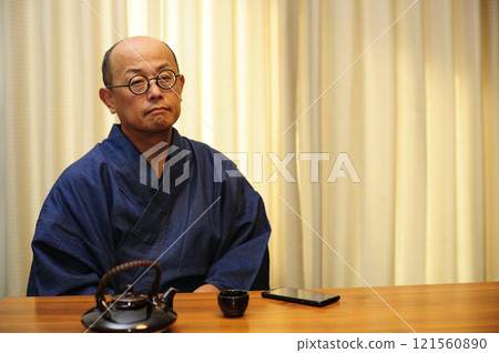 穿著日式服裝放鬆的中年男子 121560890