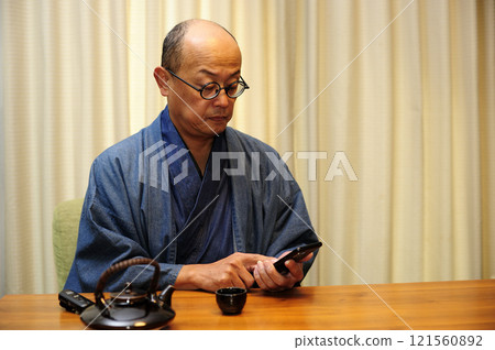 穿著日式服裝放鬆的中年男子 穿著日式服裝放鬆的中年男子 121560892