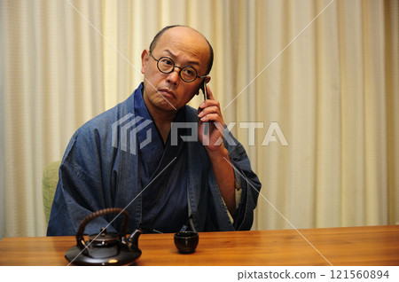 穿著日式服裝放鬆的中年男子 穿著日式服裝放鬆的中年男子 121560894