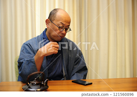 穿著日式服裝放鬆的中年男子 121560896