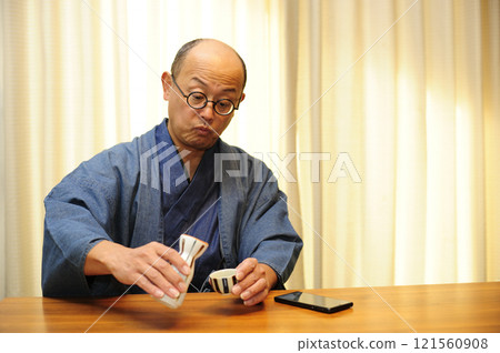 穿著日式服裝放鬆的中年男子 穿著日式服裝放鬆的中年男子 121560908