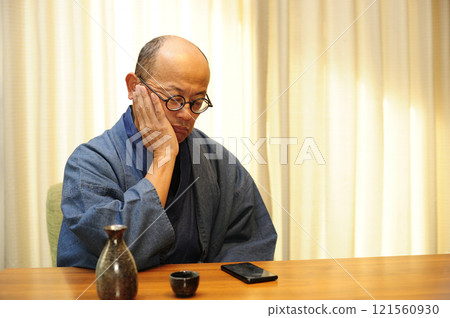 Middle-aged man relaxing in Japanese clothes 121560930