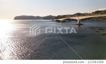 [Aerial view] Manazuru Peninsula, near the rocks, low, sea surface reflection 121561589