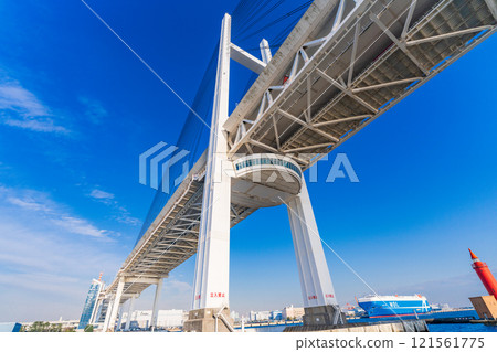 (Kanagawa Prefecture) Yokohama Bay Bridge as seen from a cruise ship in Yokohama Port 121561775