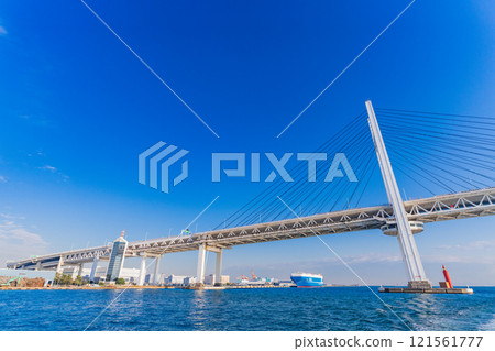 （神奈川縣）從橫濱港看到的橫濱灣大橋和海灣裡的遊輪 121561777