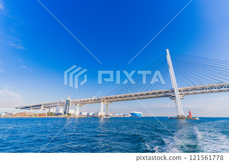 （神奈川縣）從橫濱港看到的橫濱灣大橋和海灣裡的遊輪 121561778