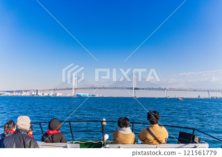 （神奈川縣）從橫濱港看到的橫濱灣大橋和海灣裡的遊輪 121561779