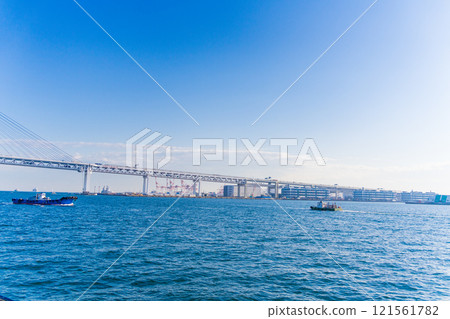 (Kanagawa Prefecture) Yokohama Bay Bridge as seen from a cruise ship in Yokohama Port 121561782