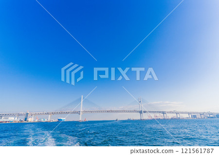 (Kanagawa Prefecture) Yokohama Bay Bridge as seen from a cruise ship in Yokohama Port 121561787