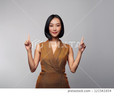 一個穿著裙子的美麗女人向上指 一個穿著裙子的美麗女人向上指 121561854