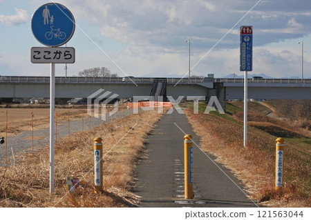 Tone River Cycling Road (2024.12.29) Construction fence removed, Shin-Jobu Bridge evacuation stairs soon to open 121563044