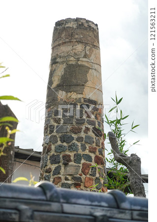 Chimneys: The townscape of Ibe, the home of Bizen ware (Bizen City, Okayama Prefecture) 121563211