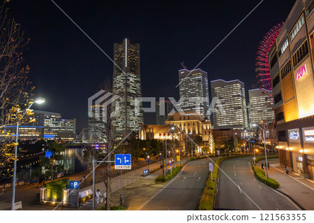 Night view of Yokohama Minato Mirai district 121563355