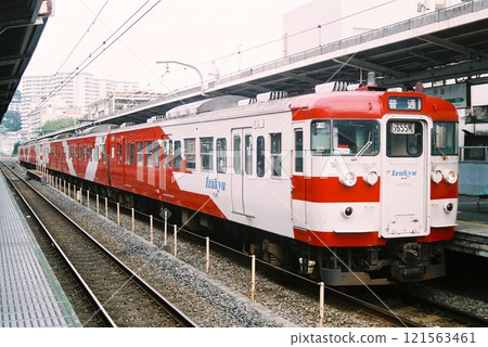 伊豆急200系列在熱海等待出發 121563461