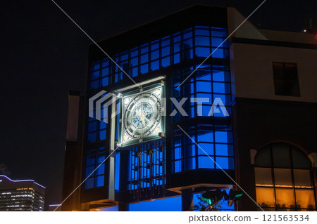 Night view of Yokohama Minato Mirai district: Large clock in a commercial building 121563534