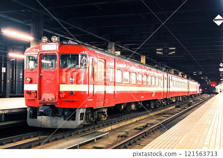 711 series train stopping in Sapporo 711 series train stopping in Sapporo 121563713