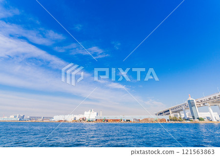 （神奈川縣）從橫濱港看到的橫濱灣大橋和天空步道以及海灣中的遊輪 121563863