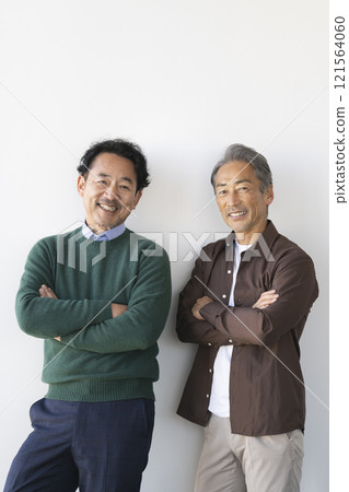 兩位老人對著鏡頭微笑 121564060