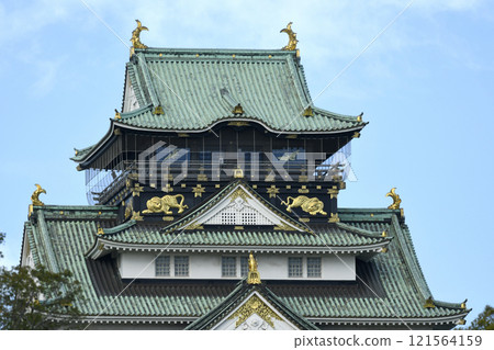 Early morning: Osaka Castle tower before visitors enter the observation deck (photo by Fix) 121564159