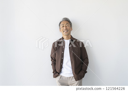 一名60多歲的男子對著鏡頭微笑 一名60多歲的男子對著鏡頭微笑 121564226