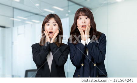 兩位驚訝的女性/女商人 兩位驚訝的女性/女商人 121564245