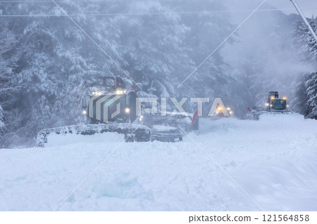 Snow groomer ratrack machine, ski slope Snow groomer ratrack machine, ski slope 121564858