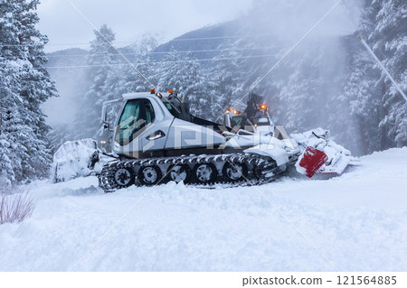 Snow groomer ratrack machine, ski slope 121564885