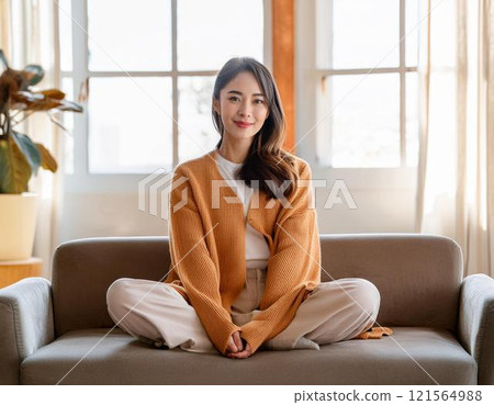 日本女人在客廳放鬆 日本女人在客廳放鬆 121564988