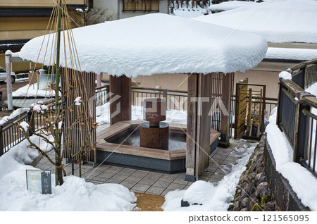 Winter scenery at Yuwaku Onsen, the inner sanctum of Kanazawa, Ishikawa Prefecture 121565095