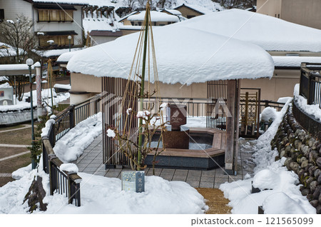 石川縣金澤市湯湧溫泉的冬景 121565099