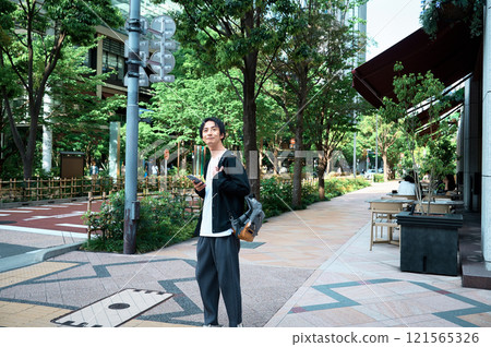 帶著智能手機行走的商人 帶著智能手機行走的商人 121565326